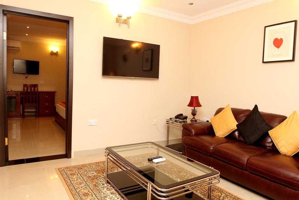 Apartment Royale Hotel & Suite Lagos Room photo